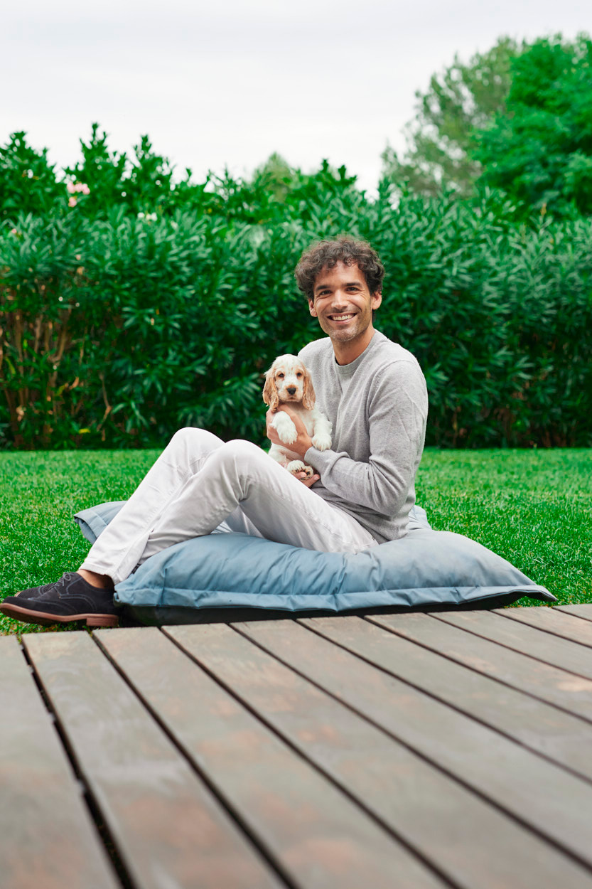 homme avec un chien sur coussin