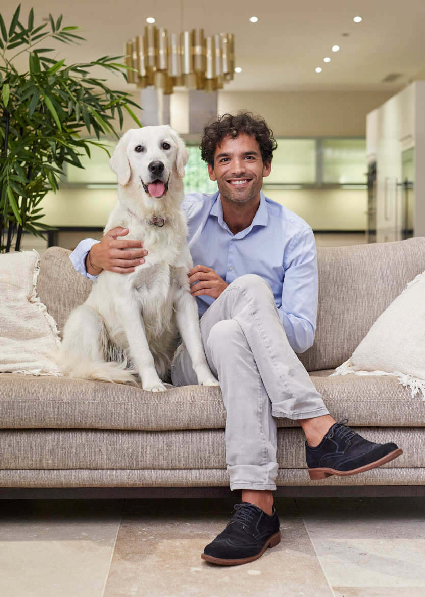 homme avec un chien sur canapé