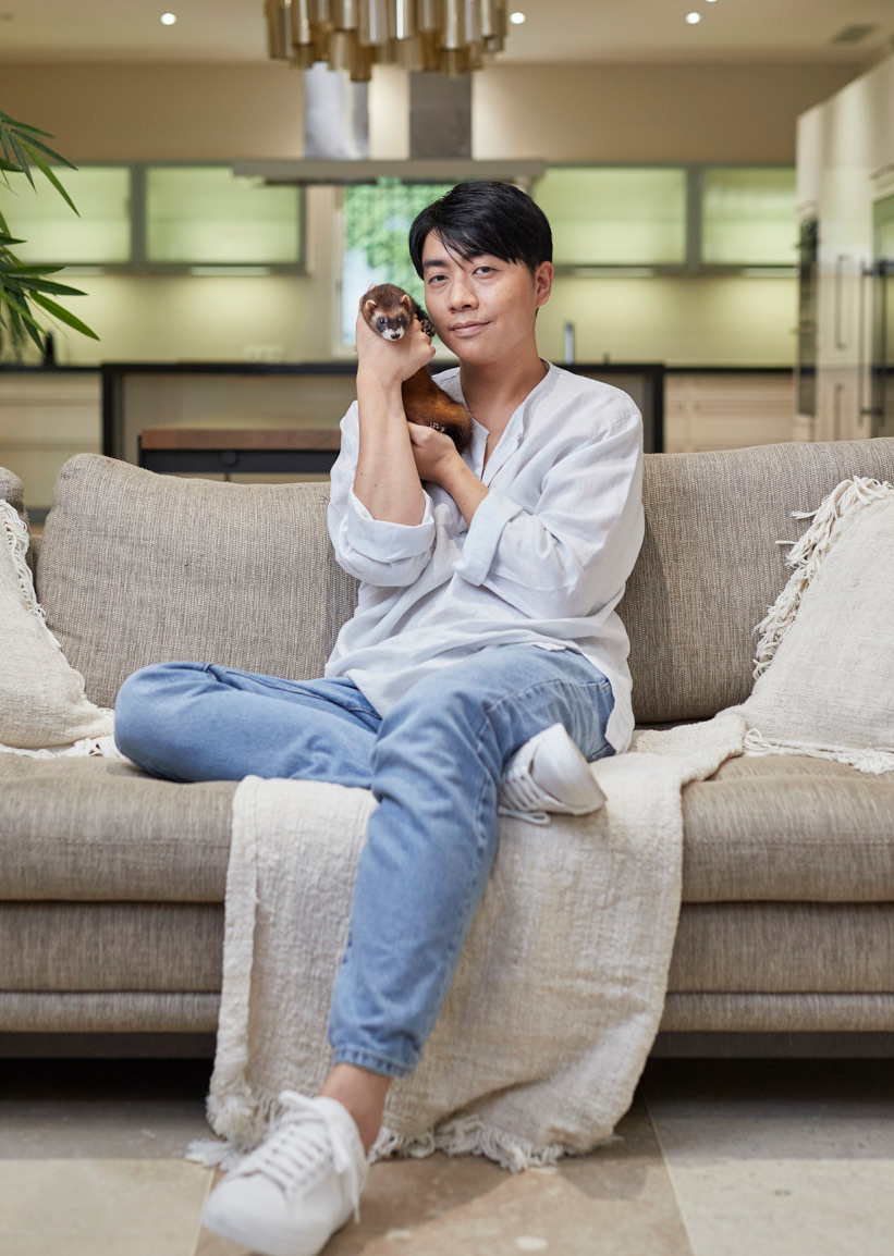 homme avec un chien sur canapé