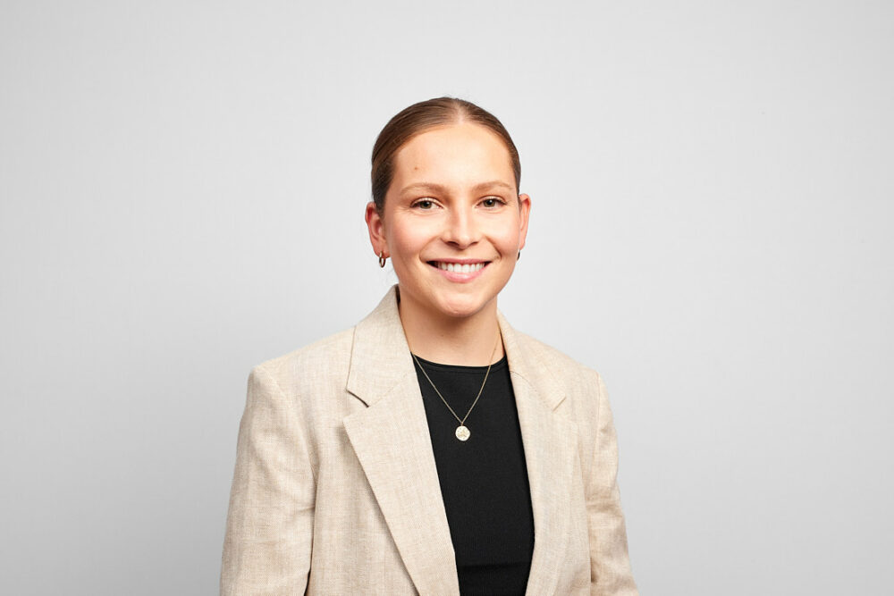 Portrait professionnel LinkedIn d’une femme en tenue élégante, réalisé en studio par un photographe corporate à Nice