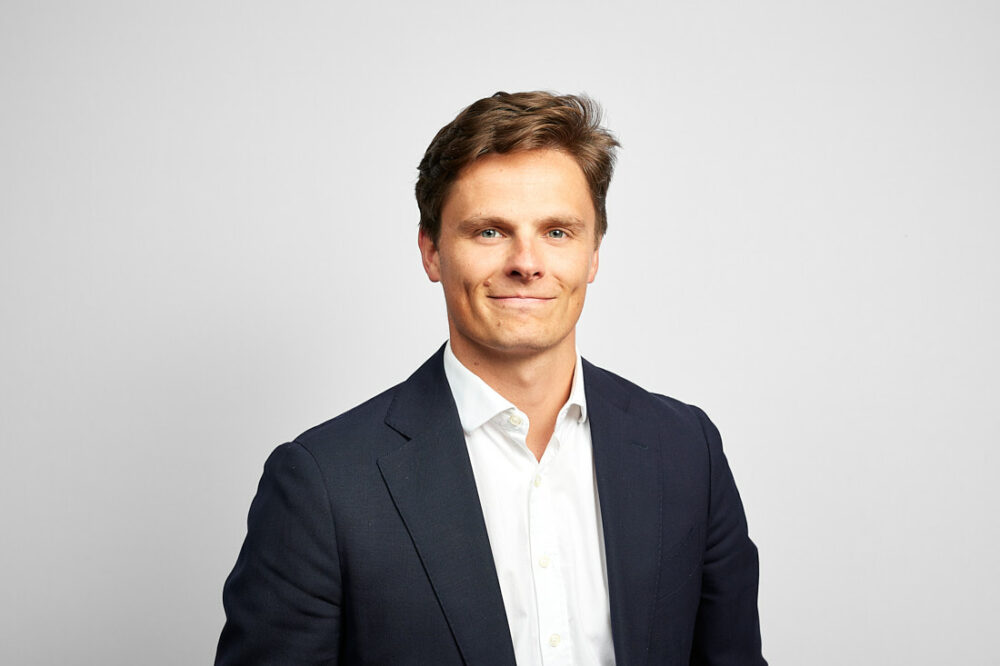 Portrait professionnel LinkedIn d’un homme en costume, réalisé en studio par un photographe corporate à Nice