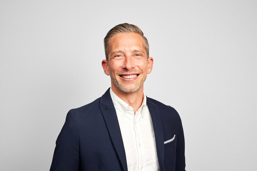 Portrait LinkedIn à Nice d’un homme professionnel en tenue élégante, réalisé par un photographe professionnel à Nice, sur fond blanc pour une communication corporate