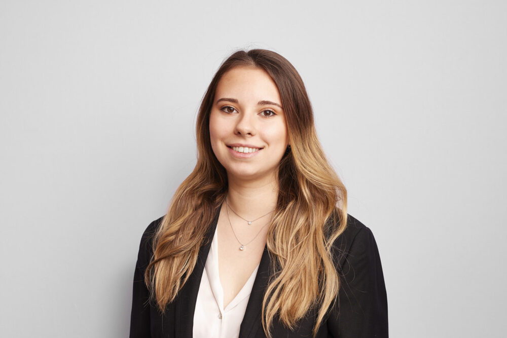 Portrait corporate LinkedIn d’une femme professionnelle souriante, réalisé par un photographe professionnel à Nice