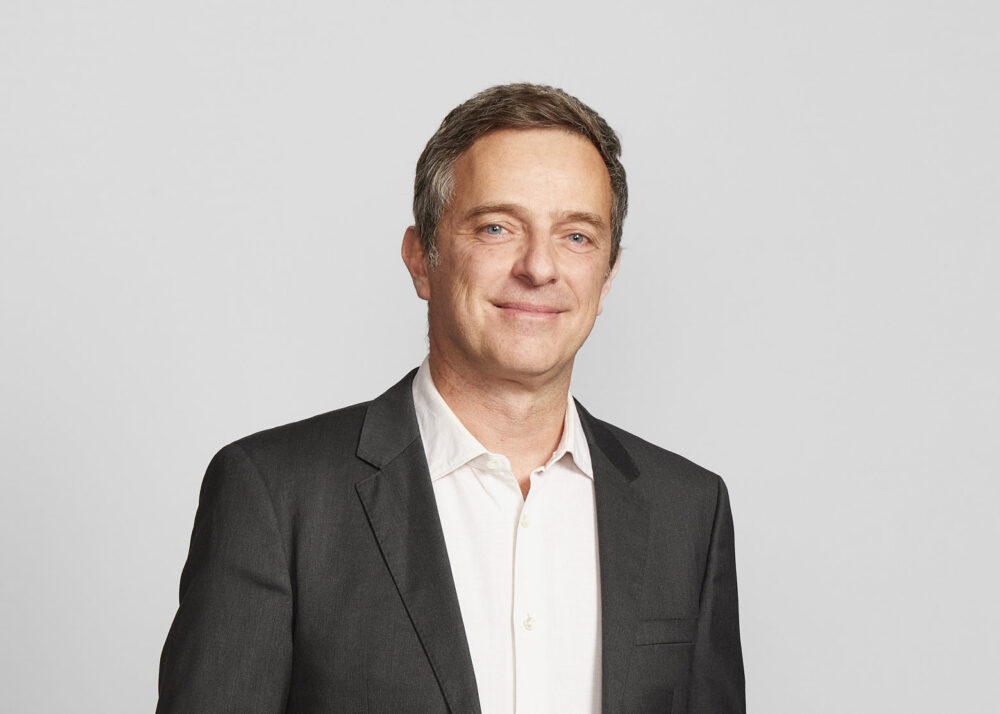 Portrait LinkedIn à Nice d’un homme professionnel en tenue élégante, réalisé par un photographe professionnel à Nice, sur fond blanc pour une communication corporate