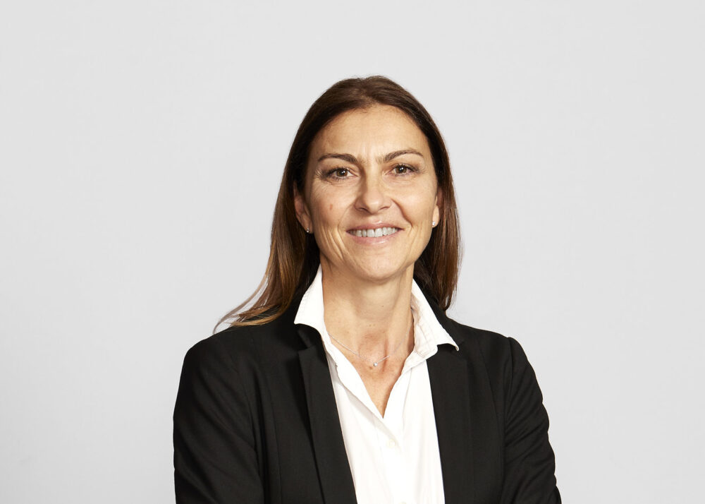 Portrait corporate LinkedIn d’une femme professionnelle souriante, réalisé par un photographe professionnel à Nice