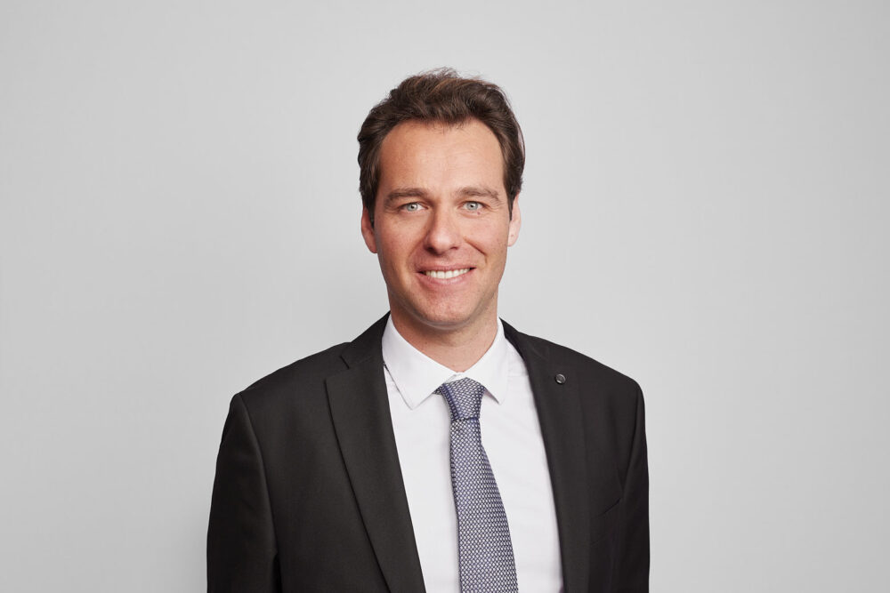 Portrait LinkedIn à Nice d’un homme professionnel en tenue élégante, réalisé par un photographe professionnel à Nice, sur fond blanc pour une communication corporate