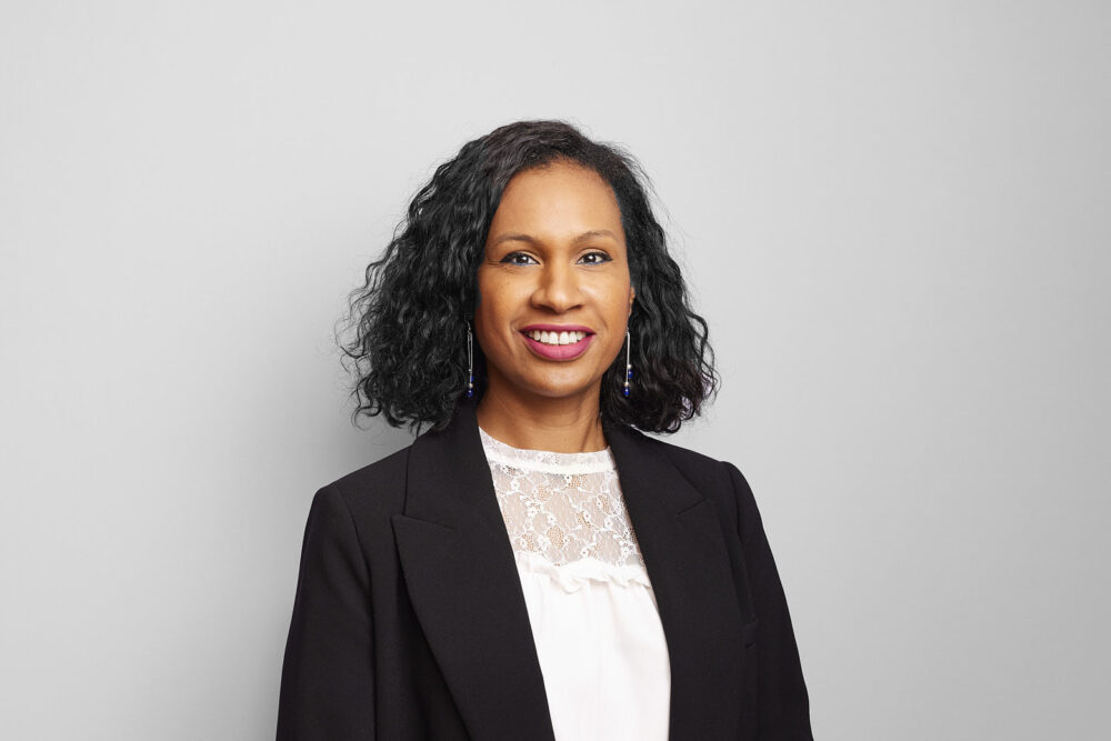 Portrait corporate LinkedIn d’une femme professionnelle souriante, réalisé par un photographe professionnel à Nice