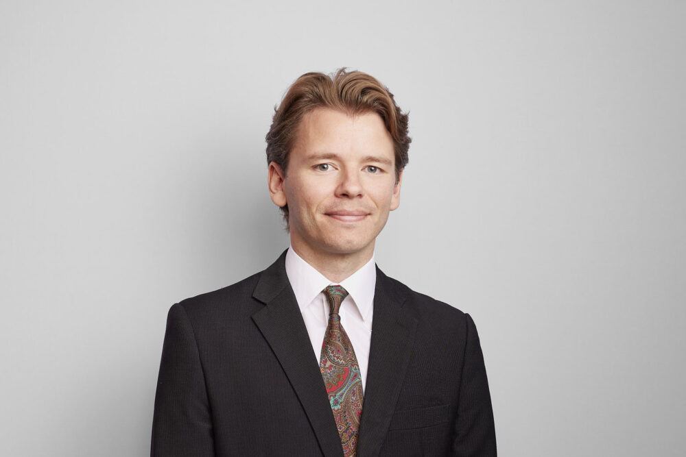 Portrait LinkedIn à Nice d’un homme professionnel en tenue élégante, réalisé par un photographe professionnel à Nice, sur fond blanc pour une communication corporate