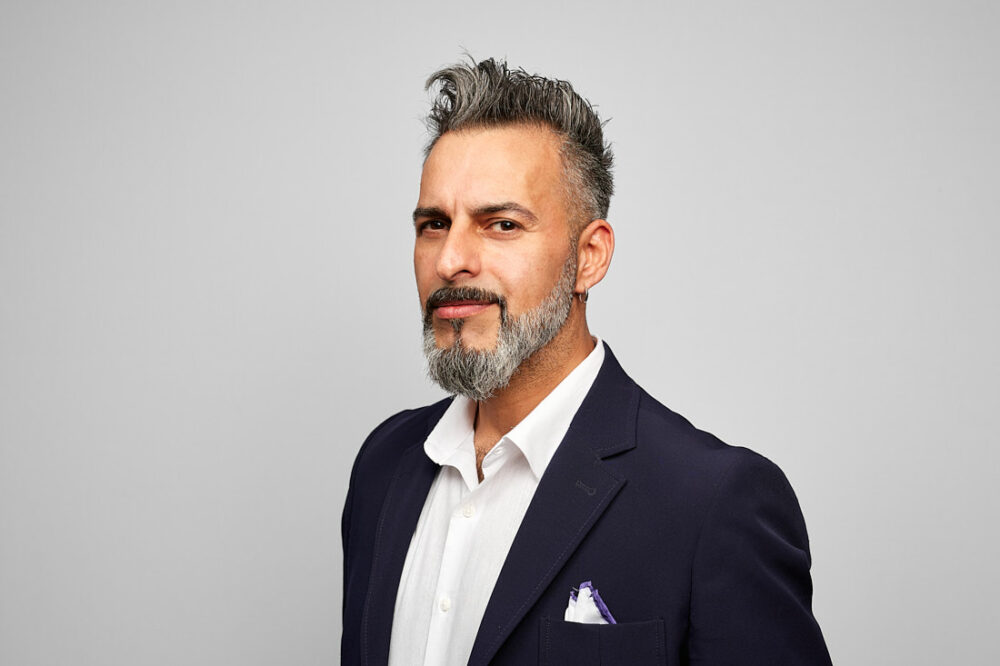 Portrait LinkedIn à Nice d’un homme professionnel en tenue élégante, réalisé par un photographe professionnel à Nice, sur fond blanc pour une communication corporate