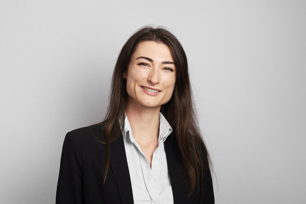 Portrait corporate LinkedIn d’une femme professionnelle souriante, réalisé par un photographe professionnel à Nice