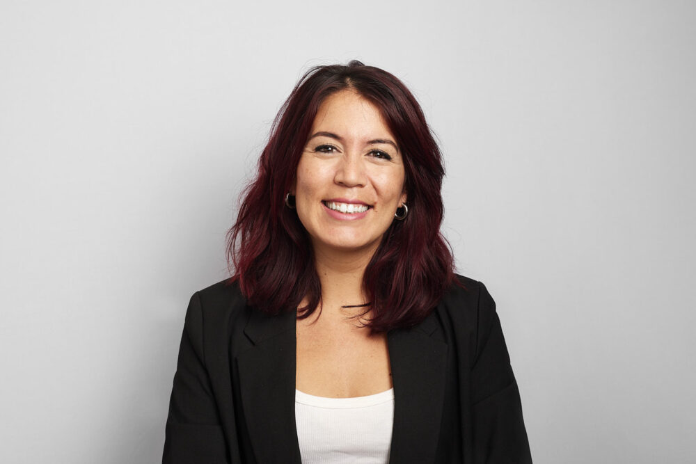 Portrait corporate LinkedIn d’une femme professionnelle souriante, réalisé par un photographe professionnel à Nice