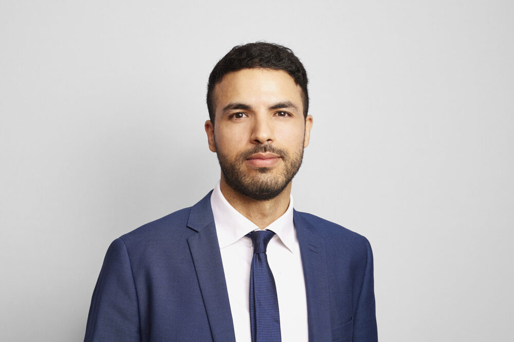 Portrait LinkedIn à Nice d’un homme professionnel en tenue élégante, réalisé par un photographe professionnel à Nice, sur fond blanc pour une communication corporate