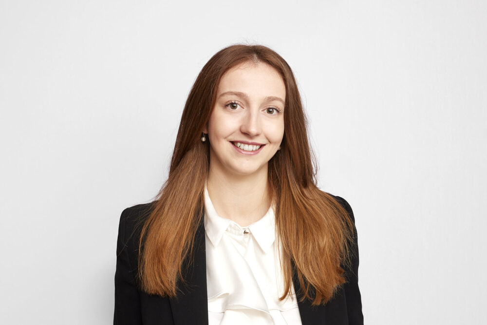 Portrait corporate LinkedIn d’une femme professionnelle souriante, réalisé par un photographe professionnel à Nice