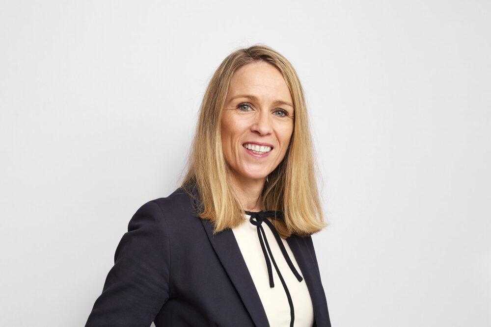 Portrait corporate LinkedIn d’une femme professionnelle souriante, réalisé par un photographe professionnel à Nice