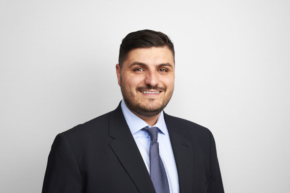 Portrait LinkedIn à Nice d’un homme professionnel en tenue élégante, réalisé par un photographe professionnel à Nice, sur fond blanc pour une communication corporate