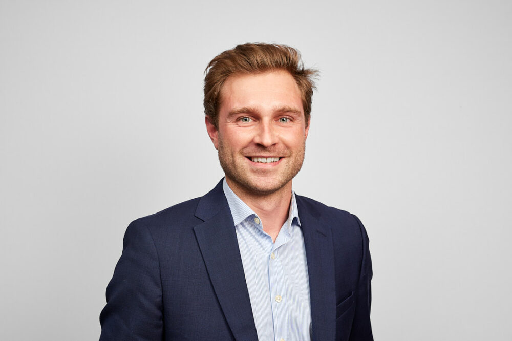 Portrait LinkedIn à Nice d’un homme professionnel en tenue élégante, réalisé par un photographe professionnel à Nice, sur fond blanc pour une communication corporate