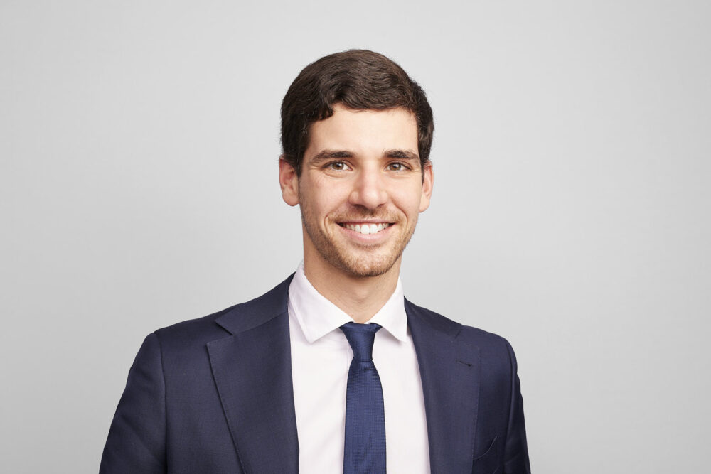 Portrait LinkedIn à Nice d’un homme professionnel en tenue élégante, réalisé par un photographe professionnel à Nice, sur fond blanc pour une communication corporate