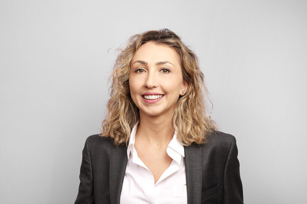 Portrait corporate LinkedIn d’une femme professionnelle souriante, réalisé par un photographe professionnel à Nice