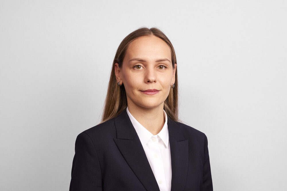 Portrait corporate LinkedIn d’une femme professionnelle souriante, réalisé par un photographe professionnel à Nice