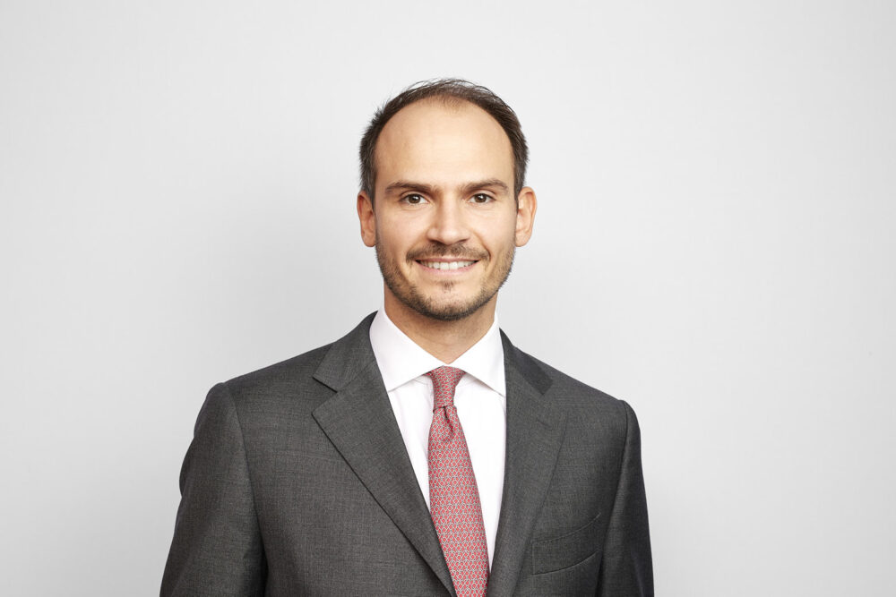 Portrait LinkedIn à Nice d’un homme professionnel en tenue élégante, réalisé par un photographe professionnel à Nice, sur fond blanc pour une communication corporate