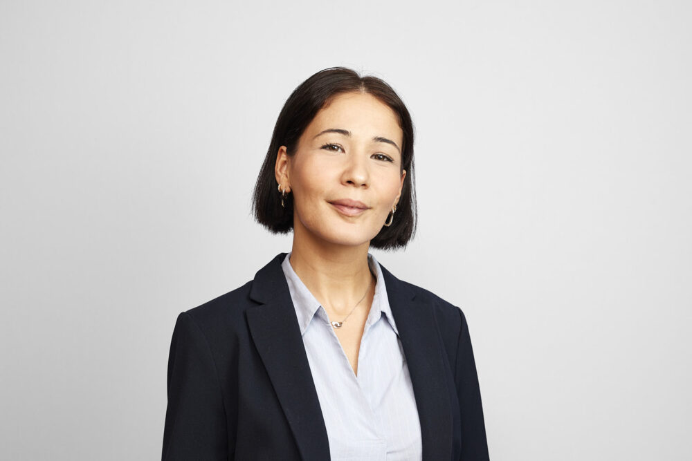 Portrait corporate LinkedIn d’une femme professionnelle souriante, réalisé par un photographe professionnel à Nice