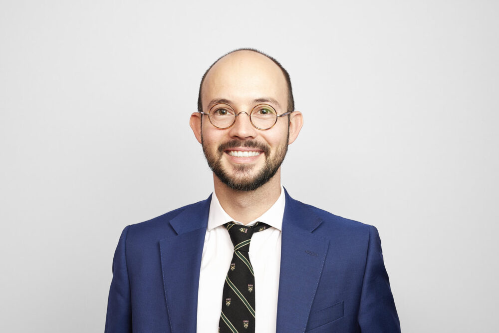 Portrait LinkedIn à Nice d’un homme professionnel en tenue élégante, réalisé par un photographe professionnel à Nice, sur fond blanc pour une communication corporate