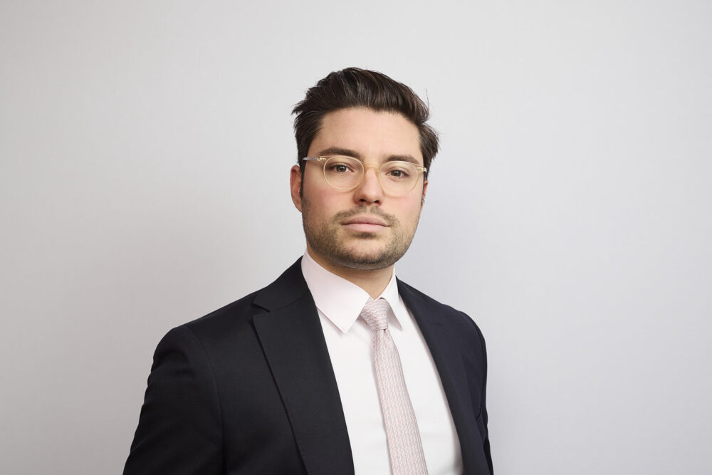 Portrait LinkedIn à Nice d’un homme professionnel en tenue élégante, réalisé par un photographe professionnel à Nice, sur fond blanc pour une communication corporate