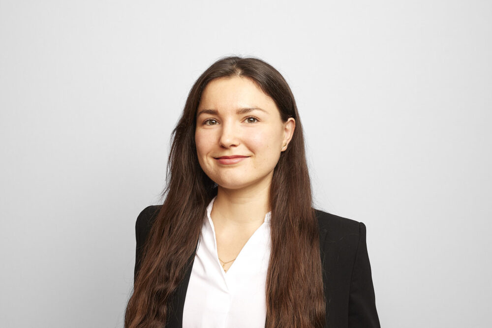 Portrait corporate LinkedIn d’une femme professionnelle souriante, réalisé par un photographe professionnel à Nice