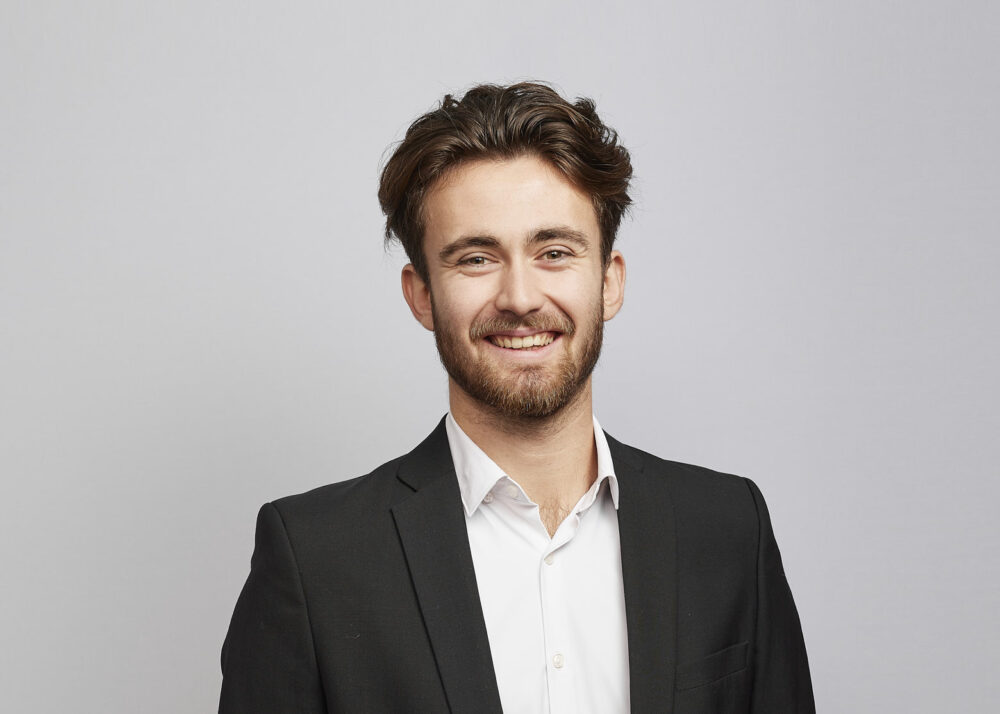 Portrait LinkedIn à Nice d’un homme professionnel en tenue élégante, réalisé par un photographe professionnel à Nice, sur fond blanc pour une communication corporate