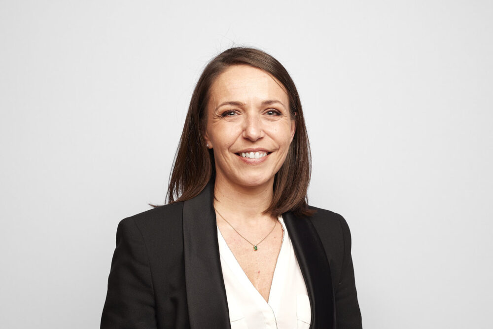 Portrait corporate LinkedIn d’une femme professionnelle souriante, réalisé par un photographe professionnel à Nice