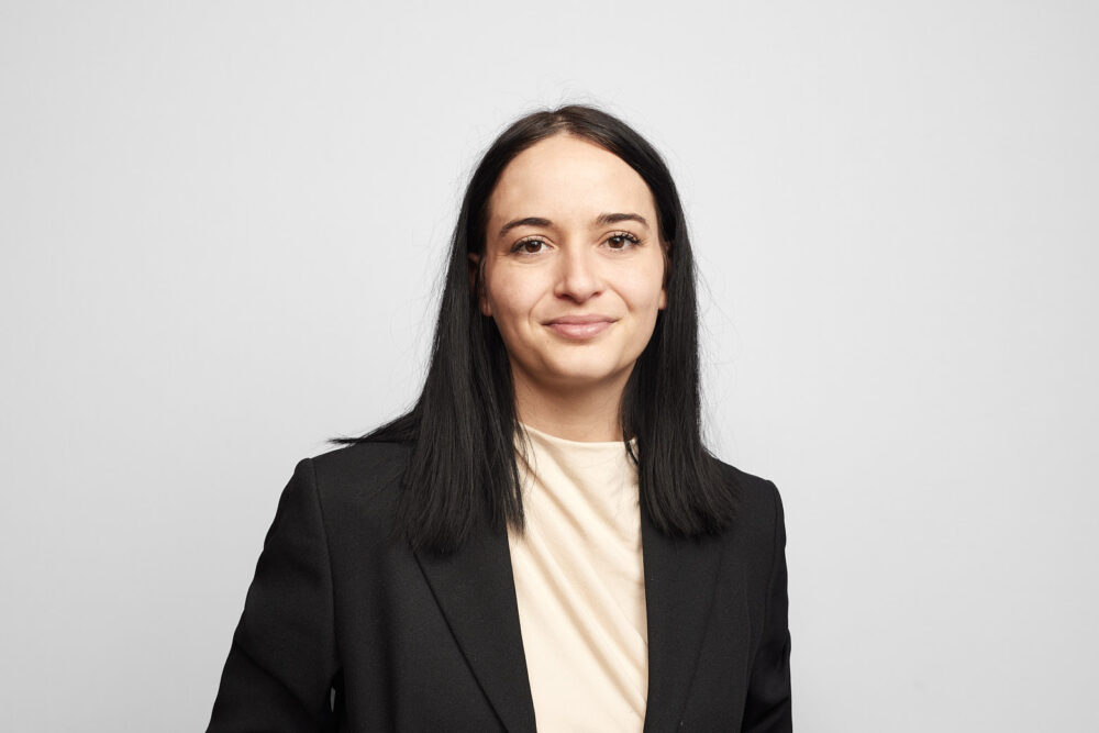 Portrait corporate LinkedIn d’une femme professionnelle souriante, réalisé par un photographe professionnel à Nice