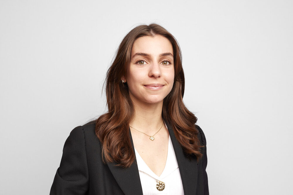 Portrait corporate LinkedIn d’une femme professionnelle souriante, réalisé par un photographe professionnel à Nice