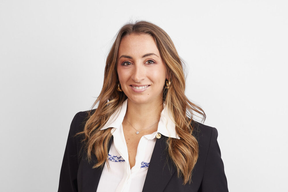 Portrait corporate LinkedIn d’une femme professionnelle souriante, réalisé par un photographe professionnel à Nice