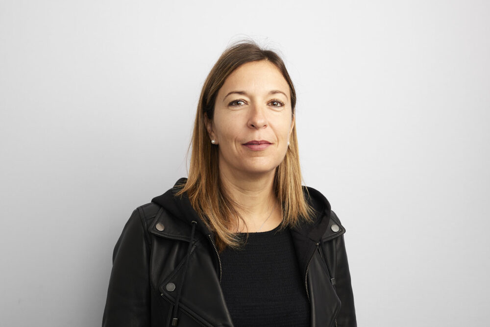 Portrait LinkedIn à Nice d’une femme professionnelle, réalisé par un photographe professionnel à Nice, sur fond clair pour une communication corporate