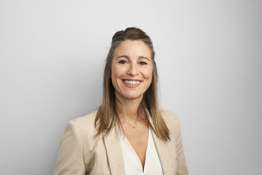 Portrait LinkedIn à Nice d’une femme professionnelle, réalisé par un photographe professionnel à Nice, sur fond clair pour une communication corporate