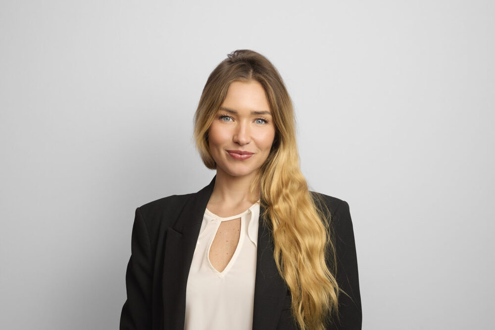 Portrait corporate LinkedIn d’une femme professionnelle souriante, réalisé par un photographe professionnel à Nice