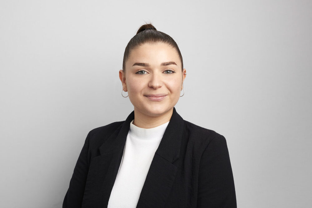 Portrait LinkedIn à Nice d’une femme professionnelle, réalisé par un photographe professionnel à Nice, sur fond clair pour une communication corporate