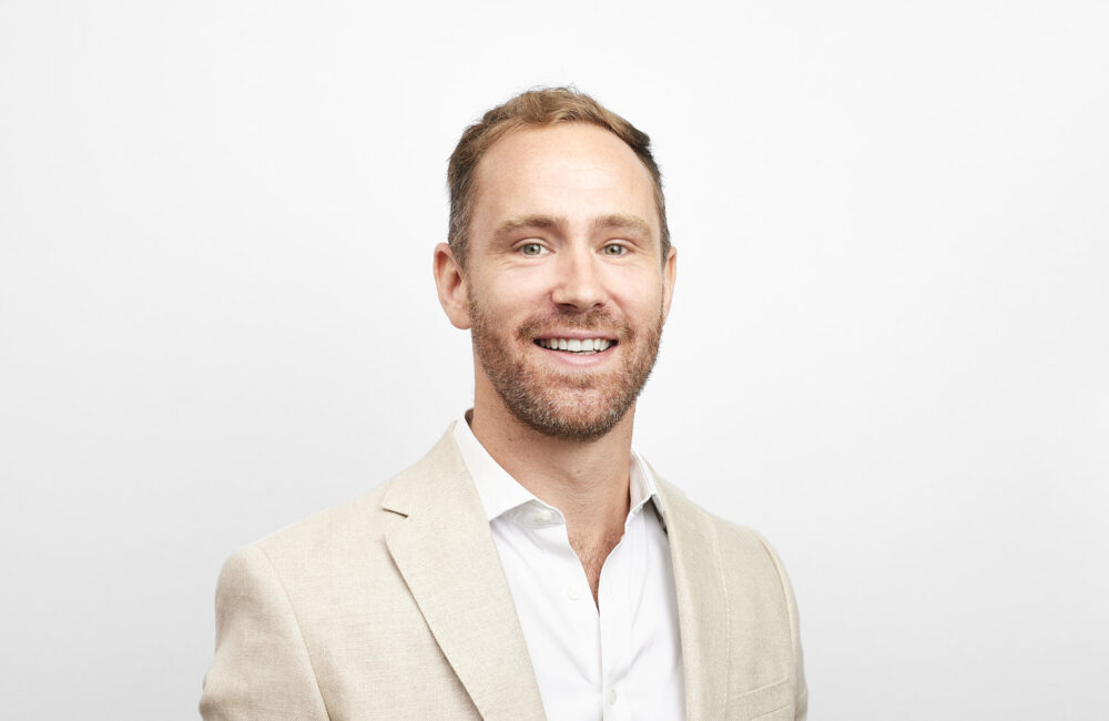 Portrait LinkedIn à Nice d’un homme professionnel en costume, réalisé par un photographe professionnel à Nice, sur fond blanc