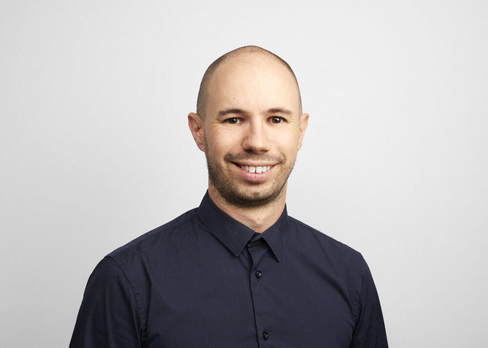 Portrait LinkedIn à Nice d’un homme professionnel en costume, réalisé par un photographe professionnel à Nice, sur fond blanc