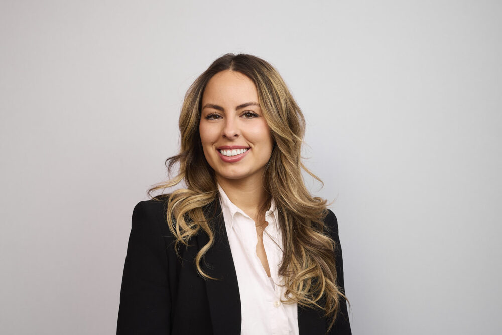 Portrait corporate LinkedIn d’une femme professionnelle souriante, réalisé par un photographe professionnel à Nice