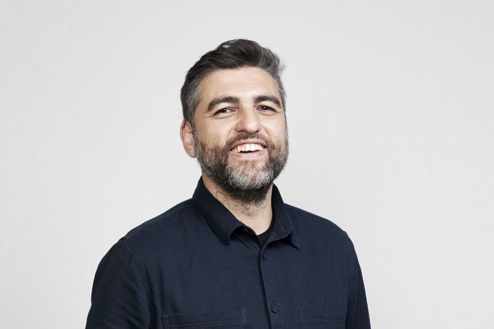 Portrait LinkedIn à Nice d’un homme professionnel en tenue élégante, réalisé par un photographe professionnel à Nice, sur fond blanc pour une communication corporate