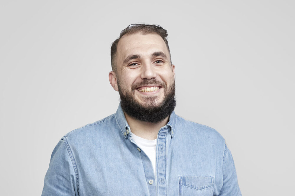 Portrait LinkedIn à Nice d’un homme professionnel en tenue élégante, réalisé par un photographe professionnel à Nice, sur fond blanc pour une communication corporate