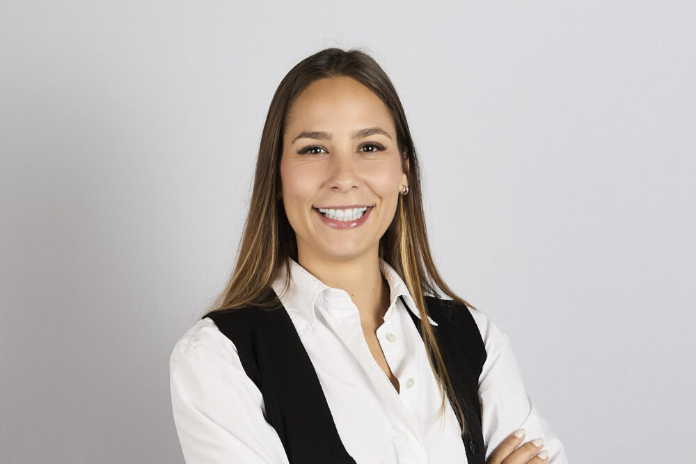 Portrait corporate LinkedIn d’une femme professionnelle souriante, réalisé par un photographe professionnel à Nice