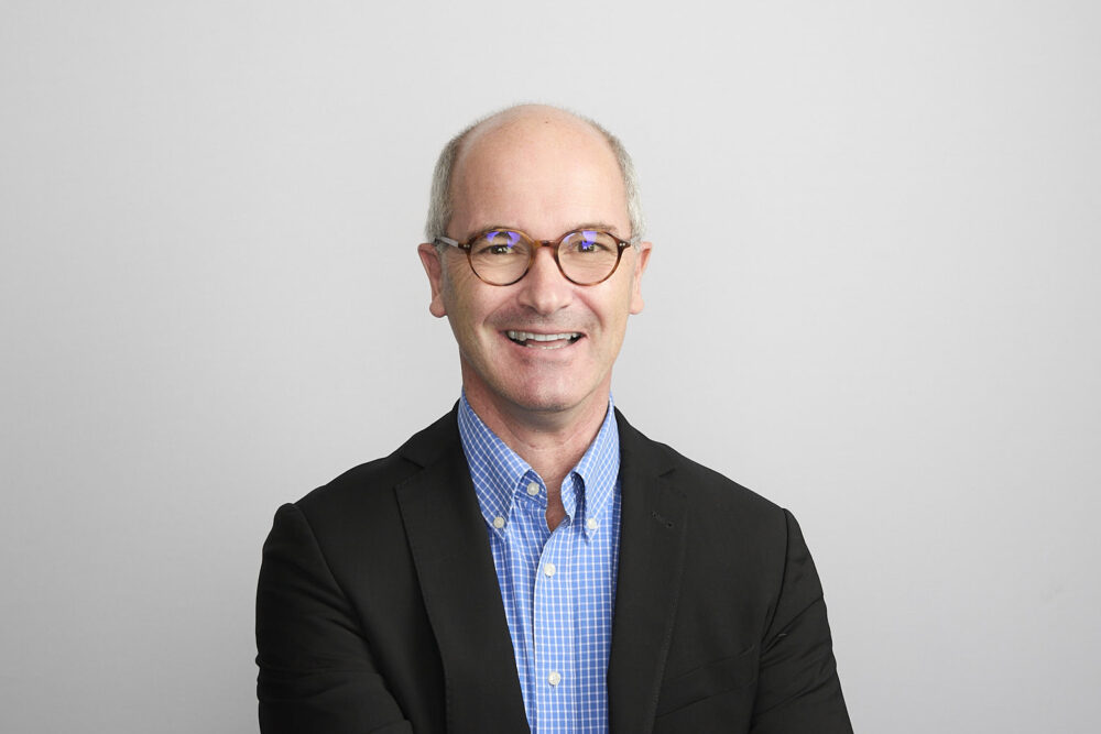 Portrait LinkedIn à Nice d’un homme professionnel en tenue élégante, réalisé par un photographe professionnel à Nice, sur fond blanc pour une communication corporate