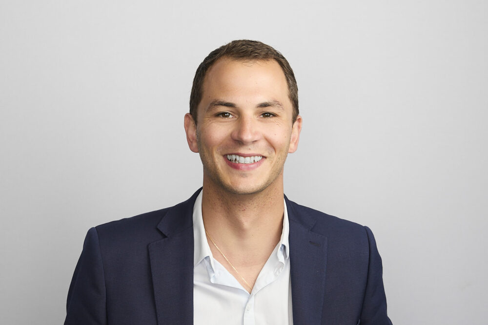 Portrait LinkedIn à Nice d’un homme professionnel en tenue élégante, réalisé par un photographe professionnel à Nice, sur fond blanc pour une communication corporate