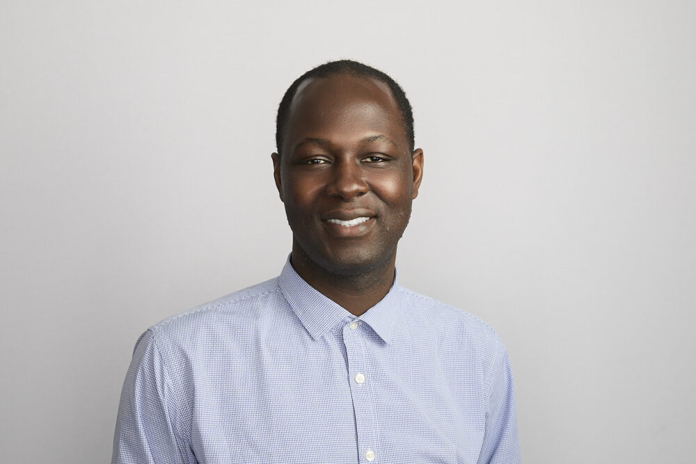 Portrait LinkedIn à Nice d’un homme professionnel en tenue élégante, réalisé par un photographe professionnel à Nice, sur fond blanc pour une communication corporate