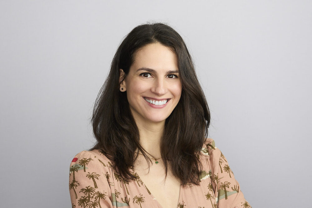 Portrait corporate LinkedIn d’une femme professionnelle souriante, réalisé par un photographe professionnel à Nice