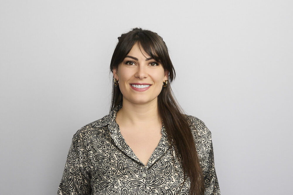 Portrait corporate LinkedIn d’une femme professionnelle souriante, réalisé par un photographe professionnel à Nice