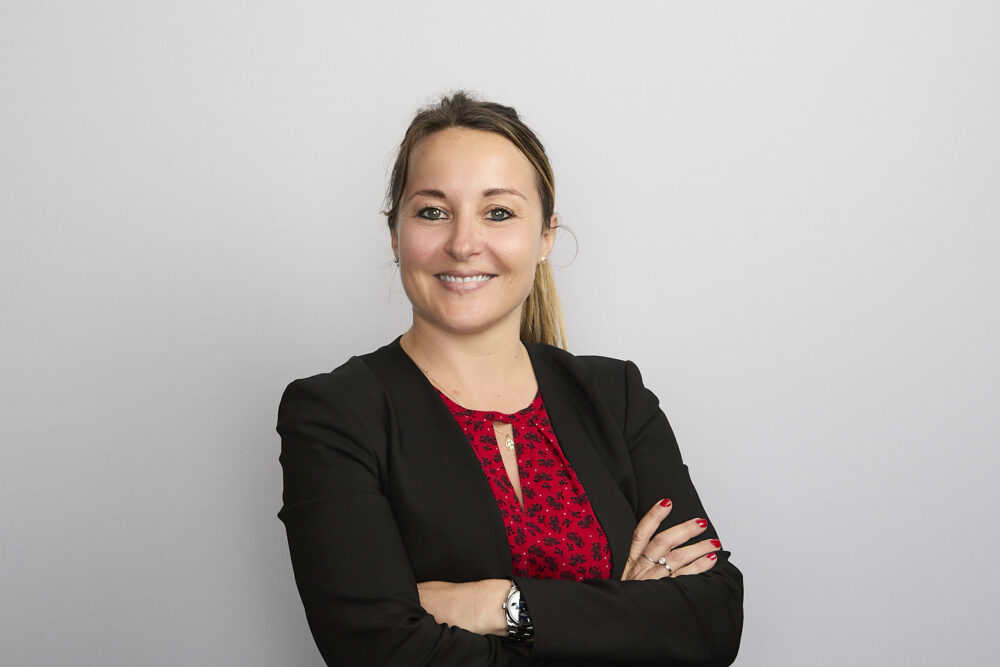 Portrait corporate LinkedIn d’une femme professionnelle souriante, réalisé par un photographe professionnel à Nice