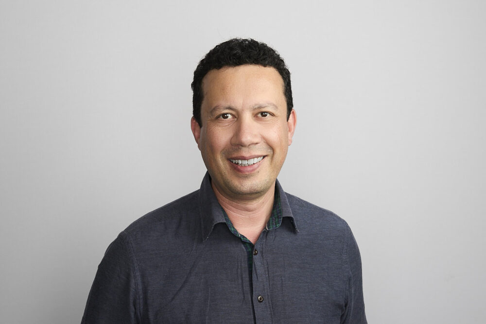 Portrait LinkedIn à Nice d’un homme professionnel en tenue élégante, réalisé par un photographe professionnel à Nice, sur fond blanc pour une communication corporate